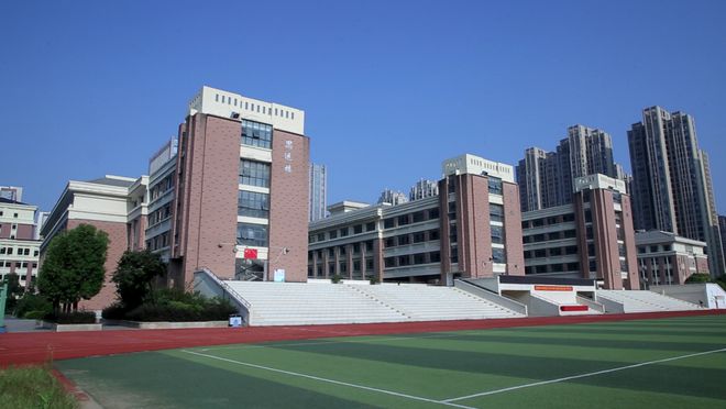 以青春筑芳華——合肥46中南校區(qū)2020年新生入學(xué)教育開營儀式圓滿舉行