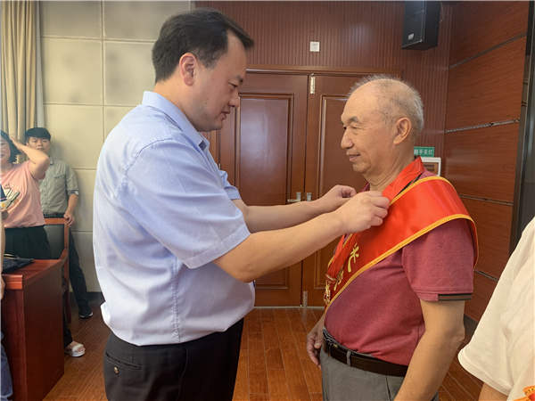 湖北襄陽市城管委為23名黨員頒發(fā)“光榮在黨50年”紀念章